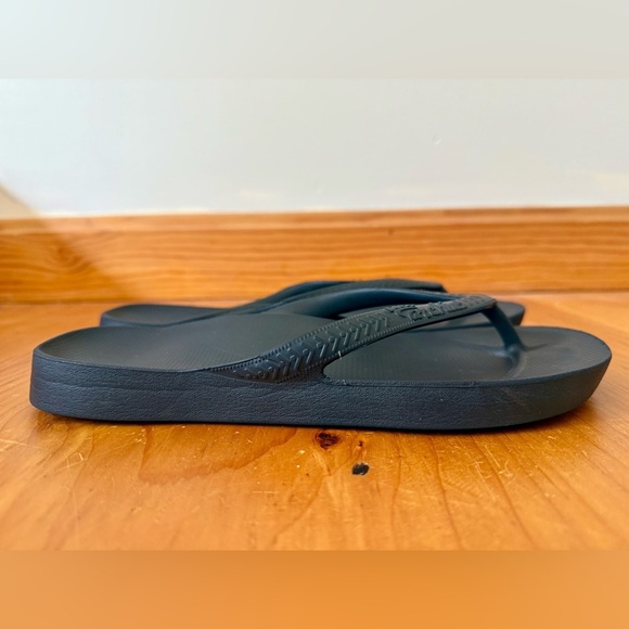 Archies Arch Support Flip Flops | Size 7 Women's (6 Men's) - Picture 2 of 8